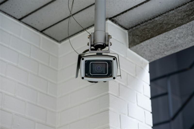 Kamera monitoringu wizyjnego zamontowana pod zadaszeniem budynku