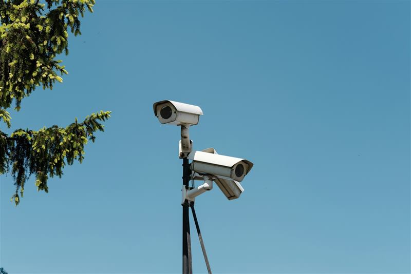 Kamery monitoringu na słupie na tle nieba